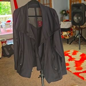 LIVI Women Activewear Jacket   SIZE 18/20    🖤⭐️✨️PRE LOVED.  ⭐️✨️